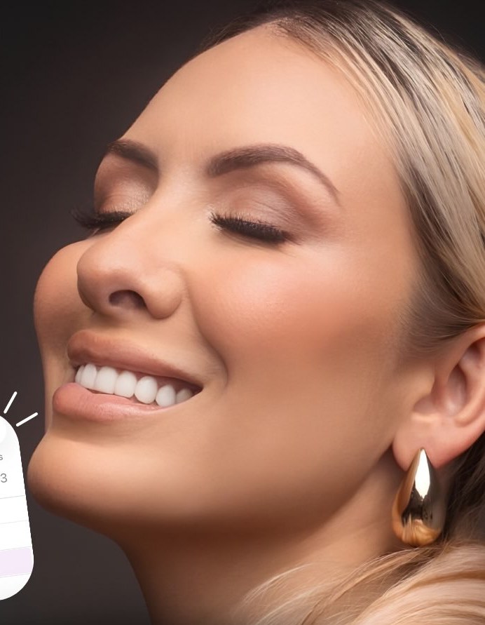 Mulher sorrindo com pele iluminada
